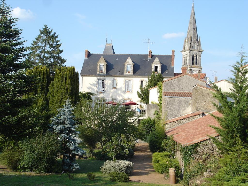 Le Petit Chateau - Tiffauges Proche Puy Dufou Exterior photo
