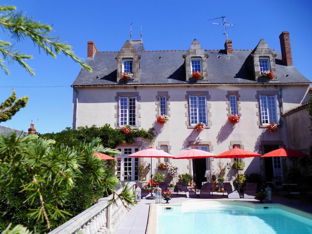 Le Petit Chateau - Tiffauges Proche Puy Dufou Exterior photo